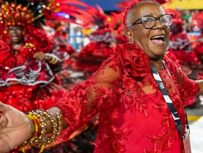 Desfile da Escola Paraíso do Tuiuti, Rio Carnaval 2025,fotografia de Eduardo Hollanda.  A resposta está nos medos contemporâneos, enraizados em estruturas que tentam controlar corpos dissidentes. O medo de Xica ainda se manifesta na violência contra corpos trans, na tentativa de silenciamento de histórias como a dela, na marginalização de indivíduos que, como Xica, ousam existir à sua maneira