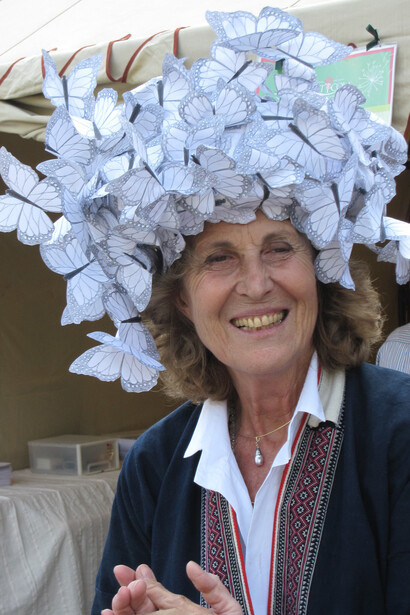 Francesca Marzotto Caotorta col cappello di farfalle messo alla mostra Orticola