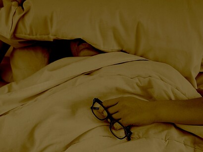 Lágrimas secas en la almohada al despertar.