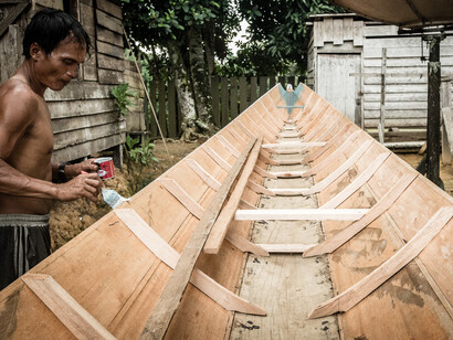 Costruzione di una imbarcazione nella foresta del Kalimantan - Foto di Riccardo Gallino