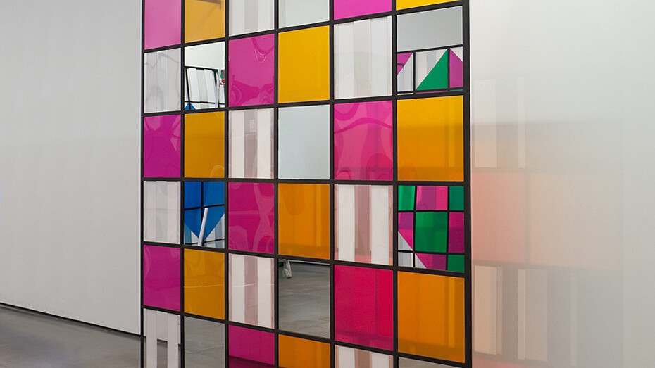 Daniel Buren, Cores, luz, projeção, sombras, transparência: obras in situ 6 2015, estrutura metálica, vinil, adesivado, acrílico e espelho, 200 x 200 x 50 cm