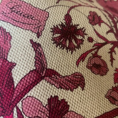 Dettaglio della borsa con manico in bambù, dettagli in palle e stampa "Flora" su cotone, versione monocolore, di Frida Giannini. Foto di Raffaella Cesareo