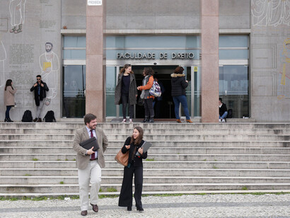 Fachada da Faculdade de Direito da Universidade de Lisboa com obras de Almada Negreiros