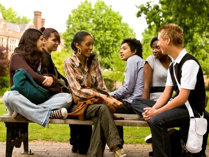 Grupo de amigos no campus