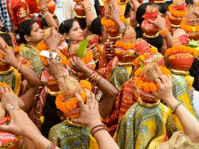 Jagannath Temple Mangal Kalash Yatra, India. No início de qualquer acção libertadora está a alegria. Sem alegria, o ser humano não se expande ao ponto de ir para além de si. A alegria não pressupõe excitação. Pressupõe a serenidade de coincidir com o que tem de ser feito. A passividade é o resultado da descoincidência. A alegria é a percepção colorida da vida e do mundo. A alegria não é possível a preto e branco. A razão pela qual sem alegria não se luta é porque só a alegria faz durar o efémero até à eternidade

