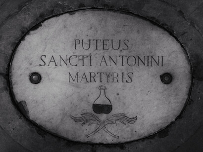 Copertura del pozzo medievale di Sant'Antonino sotto il presbiterio