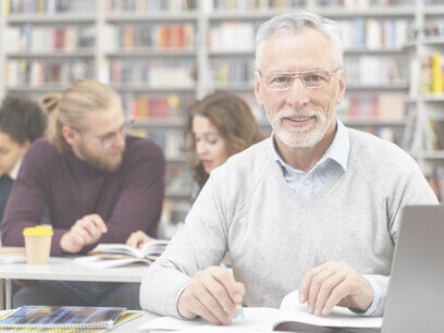 Aprender, por ejemplo, un idioma después de los 65 años es una actividad muy aconsejable. Estudiar gramática y enseñarla a los jóvenes de los primeros años de escuela también