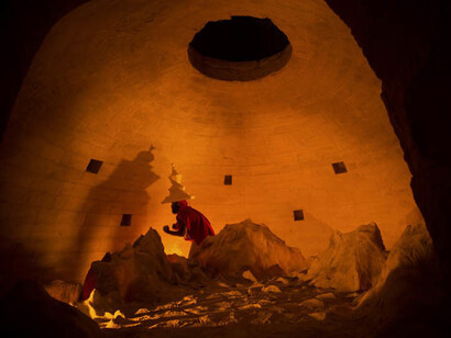 Luigi Presicce, I re del mondo sotto il cielo di terra, 2014, performance per uno spettatore alla volta, accompagnato. Castello di Acaya, Vernole (LE), dittico 100 x 150 cm e 50 x 70 cm