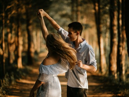 Coppia che balla in un bosco: la paura del contagio ha fatto si che le persone si abituassero a sostituire incontri galanti con passeggiate nel parco