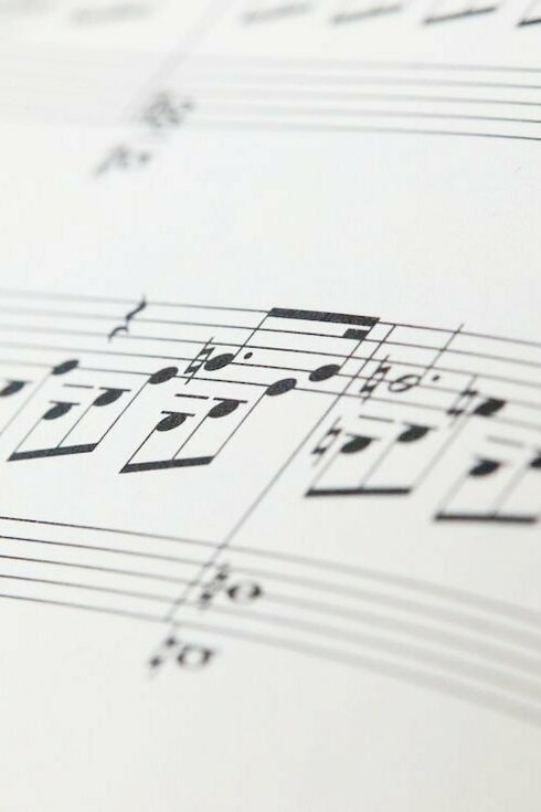 Le nuove generazioni non sono più abituate a lavorare di cesello con le parole perché pochi sono gli insegnanti che li piegano alla scrittura di un endecasillabo