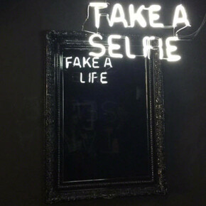 Camilo Matiz, Take a selfie / Fake a life. Courtesy of Maddox Arts