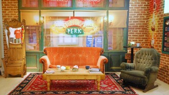 Cenário da série Friends. A maioria dessas séries fizeram parte da minha adolescência e assim como meus livros acabaram me moldando um pouco, acrescentando em meus sonhos o sonho da vida que queria para mim. Neste momento voltei a ver Gossip Girl, sem nenhuma razão aparente, uma vez ou outra acabo por me lembrar de uma forma saudosa do enredo, da época em que assisti e dos sentimentos que despertam em mim, por isso sigo maratonando um pouquinho a cada dia após o trabalho ou tarefas da vida adulta