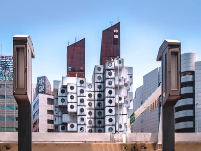 Vista de la Torre Nakagin, cuya construcción y montaje fueron completados en 1972, Tokio, Japón