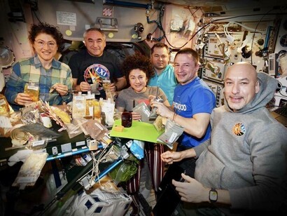 L’astronauta italiano Luca Parmitano (dx) a bordo della ISS, celebra a tavola con il resto
dell’equipaggio il Ringraziamento. 26 novembre 2020