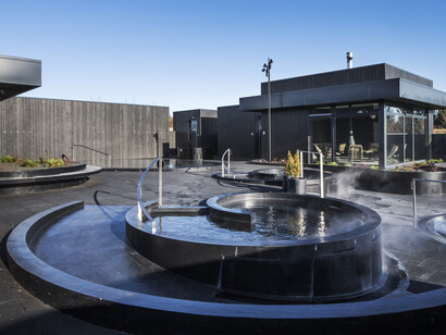 Bath shaped in the form of cochlea