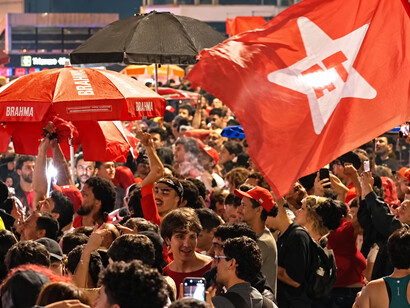 An unprecedented political comeback: Incumbent left-wing President Luiz Inácio Lula da Silva has secured a historic fourth term in the October 25, 2026 runoff election. According to the TSE, Lula won with 51.79% of the vote against Senator Flávio Bolsonaro’s 48.21%