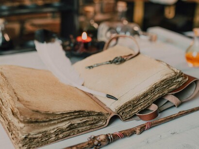 Dormiam… Até que, de súbito, todos os vaga-lumes e plânctons iluminados se ascenderam em uníssono, rasgando a penumbra e despertando o sono dos estudantes. As vassouras se agitaram sozinhas no pit stop mágico, e a alta madrugada, envergonhada, recuou para as sombras…