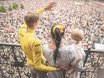 Jonas Vingegaard con su esposa e hija en el recibimiento en Copenhague, Dinamarca por su victoria en el Tour de Francia 2022