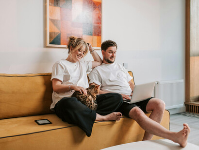 Pareja compartiendo su tiempo con su gato. La dinámica de los gatos es muy diferente a la de las otras mascotas