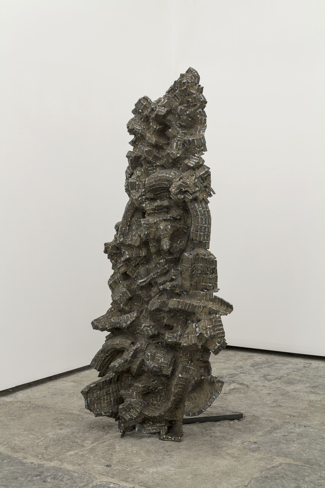 Exhibition view (detail, Untitled, 2015, iron, 171 x 80 x 25 cm), I´m a mineralist, André Trindade, Photo: João Ferro Martins. Image courtesy of the artist and 3+1 Arte Contemporânea, Lisboa.