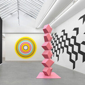 Wall works and sculptures, exhibition view. Courtesy of Galerie Eva Presenhuber