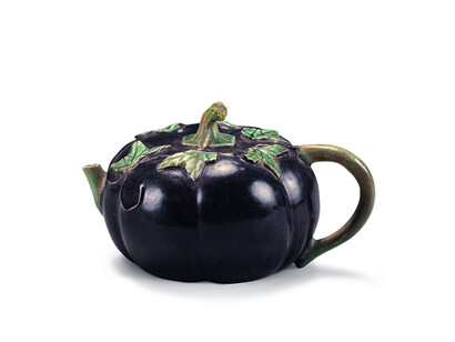 Pumpkin-shaped water-dropper for mixing ink, with fahua decoration, Ming dynasty (1368–1644). Courtesy of the Moscow Kremlin Museum