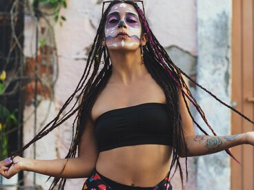 A presença de designers latinos nas semanas de moda internacionais, o intercâmbio entre ateliês e comunidades artesãs e a ascensão de consumidores mais atentos aos discursos por trás das roupas são sinais dessa virada