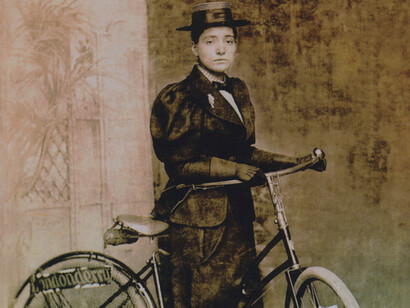 Donna con la sua bicicletta in una foto d'epoca