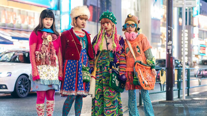 Jóvenes portando atuendos «vintage remake» en Tokio, Japón