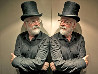 Terry Pratchett frente al espejo