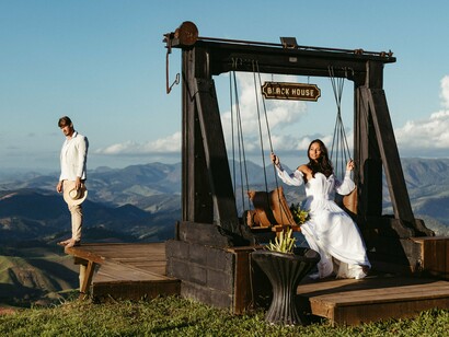 A paisagem montanhosa se abre diante do casal no deck de madeira, compondo uma cena de contemplação e proximidade. Em Morro dos Ventos Uivantes, porém, a intensidade de uma ligação afetiva não significa necessariamente harmonia: amor e destruição caminham juntos