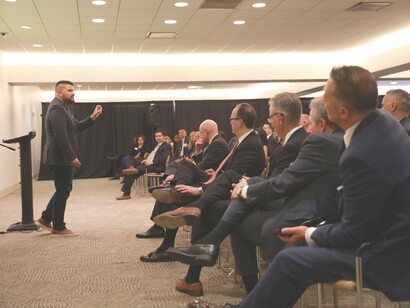 Investitori ad una conferenza: per chi non ha dimestichezza col funzionamento della borsa gli andamenti sono elenchi muti. Al contrario, per chi investe in borsa, quei numeri sono estremamente significativi