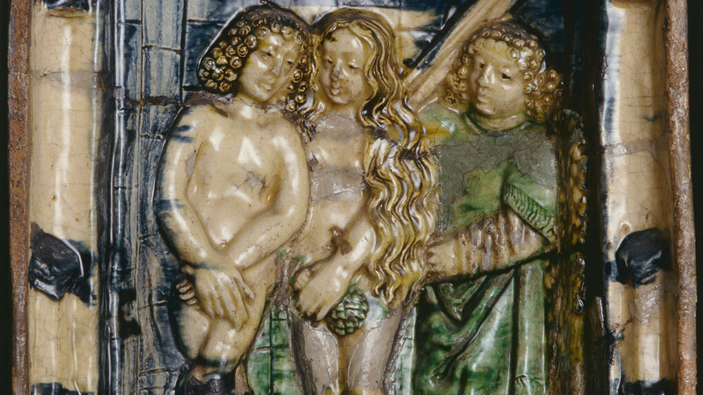 Ofenkachel mit der Vertreibung aus dem Paradies, Wien, um 1490, ausstellungsansicht. Mit freundlicher genehmigung des Germanischen Nationalmuseums