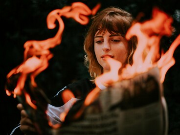A história social do Tempo Presente brasileiro também é marcada pela incorporação da crítica feminista e dos estudos de gênero. Joana Maria Pedro observa que a entrada dos feminismos na historiografia brasileira permitiu “um deslocamento das narrativas tradicionais, devolvendo complexidade às experiências femininas e aos padrões de normatividade”

