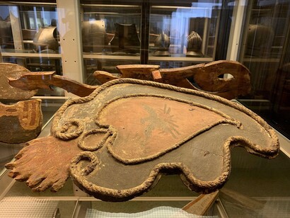 Targone da mostra del Gioco del Ponte di Pisa a forma di Sacro Cuore di Gesù (legno di tiglio, prima metà del XVIII sec.) esposto al Museo Nazionale di Palazzo Reale di Pisa, Pisa, Italia