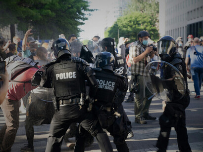 Le maintien de l’ordre devient un outil central de gouvernance, au risque de remplacer le dialogue démocratique par la contrainte comme nous pouvons le voir lors de cette manifestation à Washington, la capitale des États-Unis d’Amérique