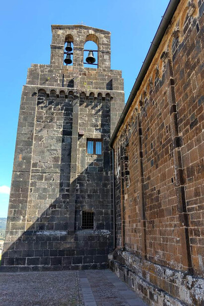 Chiesa di Santa Maria del Regno, Ardara, Sardegna, Italia. Campanile, inizio del 1100 © Roberto Luciani