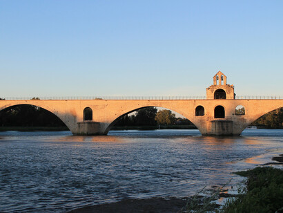 Ponte Saint Bénézet, Avignon, França. O monumento mais importante da cidade de Avignon, a Ponte Saint Bénézet foi construída no século XII