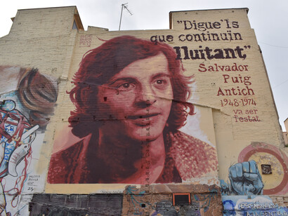 Hoy se cumplen 52 años. La noche anterior fue triste y tensa, muchos tuvimos que abandonar nuestros hogares para dormir en pisos francos. Mural de Rock Blackblock, arte urbano, Plaza Uri Caballero de Vallcarca dedicado a Salvador Puig Antich, Gracia, Barcelona, España
