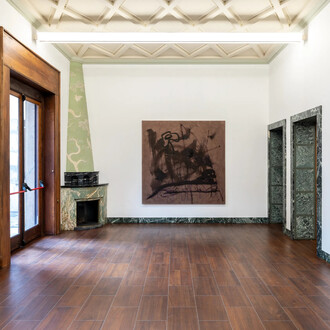 Austyn Weiner, Something borrowed, something plum, vista della mostra. Cortesia della Galleria Massimo De Carlo