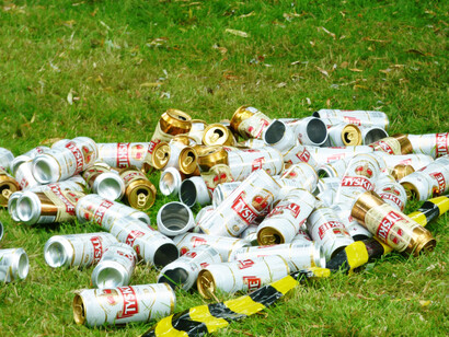 Latas de cerveza abandonadas a la intemperie