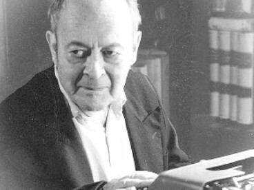 Figura appartata e anticonformista, trasformò la propria erudizione in una forma di scrittura letteraria, lasciando un'opera che continua a influenzare critici, storici della cultura e studiosi di tutto il mondo