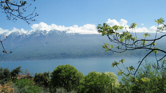 Paesaggio acqua cielo e neve