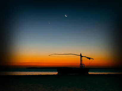 Bote frente al atardecer en Maputo, Mozambique