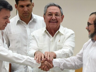 Raúl Castro entre Santos y 'Timochenko' en la firma del acuerdo de paz que tuvo lugar en La Habana (26 de septiembre, 2016)