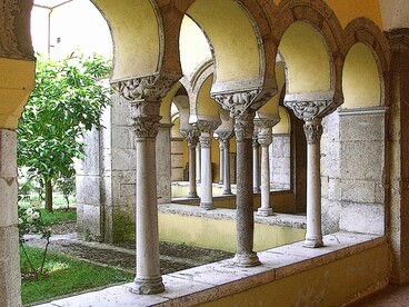 Colonne nel Chiostro del complesso monastico di Santa Sofia. Benevento, Italia