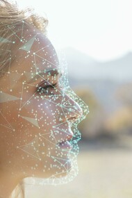 Scansione di volto femminile: "Rispetto all’Intelligenza Artificiale dovremmo ... provare a fare uno sforzo cognitivo per realizzare ... una sorta di divorzio, di scollamento, fra “agire con successo” e “agire con intelligenza”