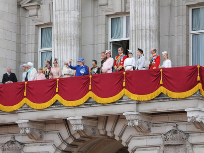 Royal family and Queen Elizabeth in the balcony in June 2013 