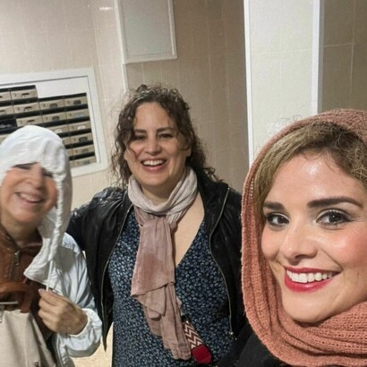Aura, mi amiga, su mamá Gaby y yo después de empaparnos con la lluvia en Valencia, España