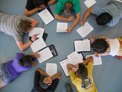 Grupo de jóvenes practicando el trabajo en equipo
